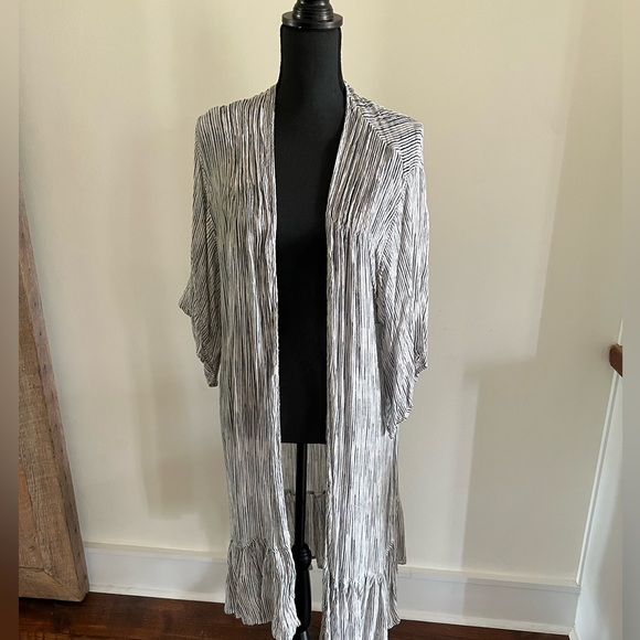 Black & white top, dresses up nice with legging or pants, great for layering - Picture 3 of 3